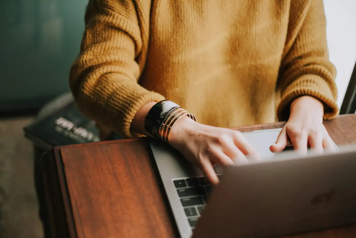 Freelance création de site internet, travail concentré sur laptop