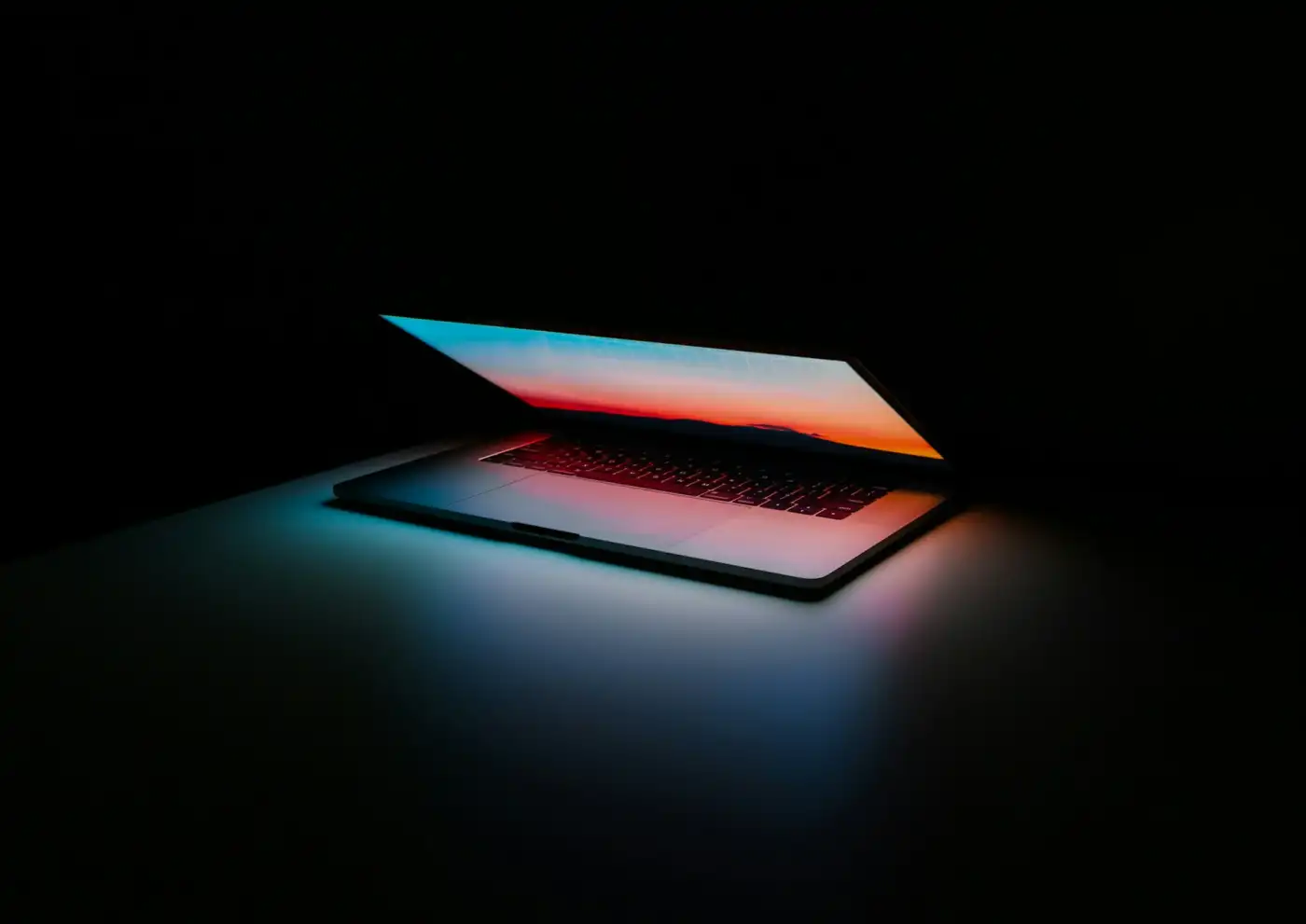 Création de site web professionnel, laptop sur bureau avec smartphone et carnet