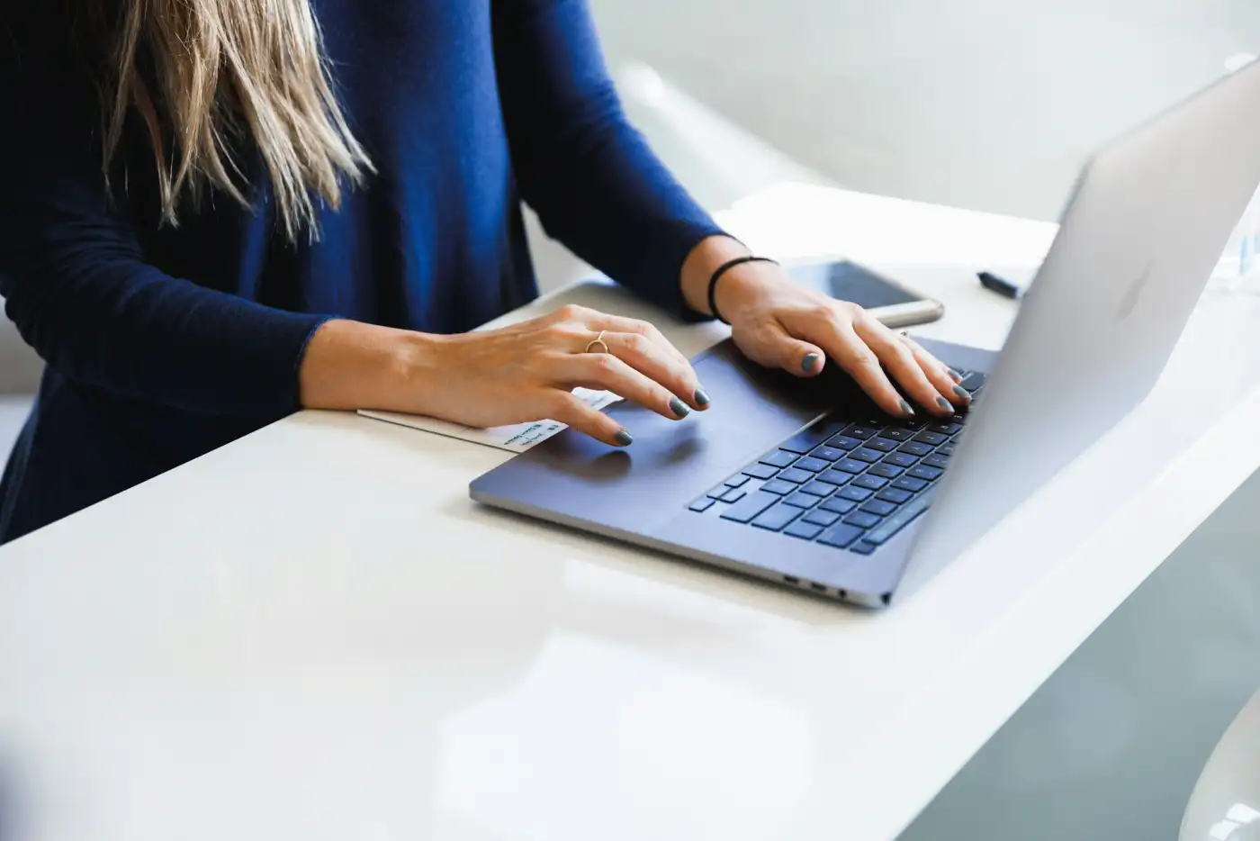 Freelance web designer, création de site internet sur laptop professionnel